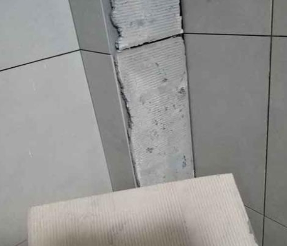 玉田瓷砖空鼓维修公司分享下厨房瓷砖脱落的补救措施。